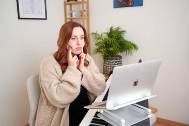 Voice Lessons with Certified Vocal Coach / Gesangsunterricht mit qualifizierter Gesangslehrerin course image