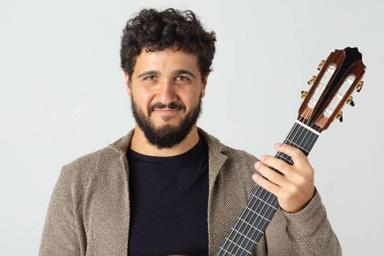 Guitariste classique et spécialiste de la musique romantique, cours personnalisés en français, anglais, italien et allemand! course image
