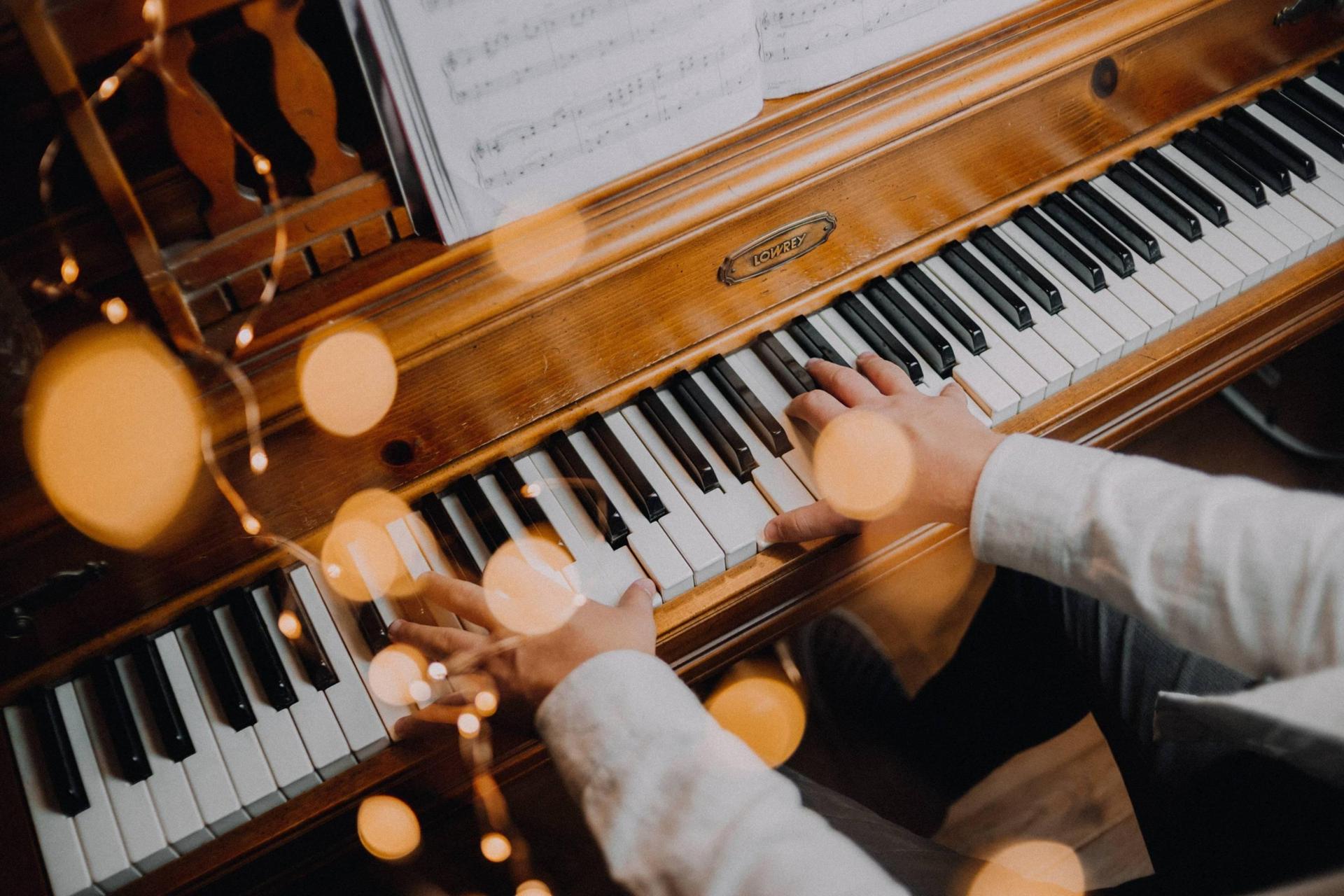 Piano lessons: II. Intermediate course image