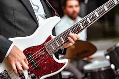 Bass guitar with fast results for adults and kids course image