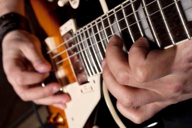 Privater E-Gitarrenunterricht mit Comaniac-Gitarrist course image