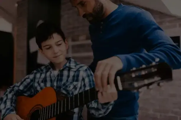 Junge, der Gitarre spielt