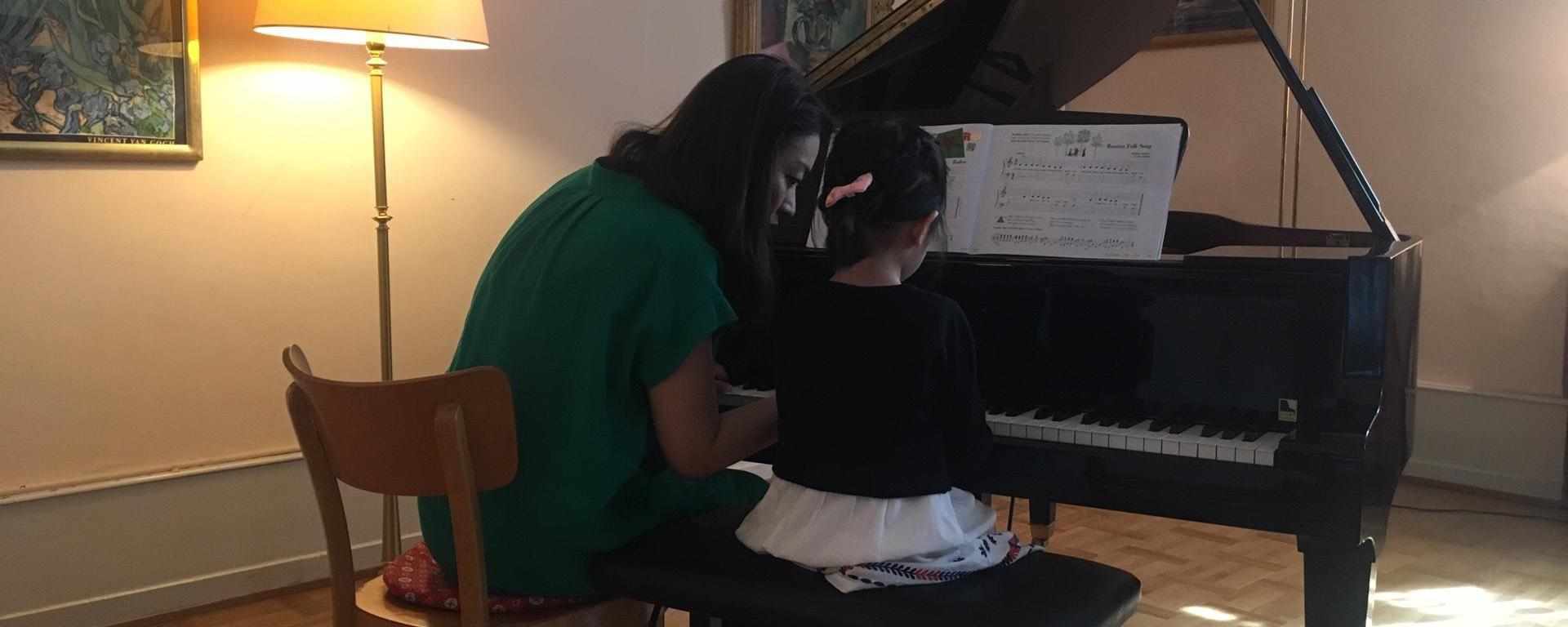 Piano lesson for children - Suzuki Method-