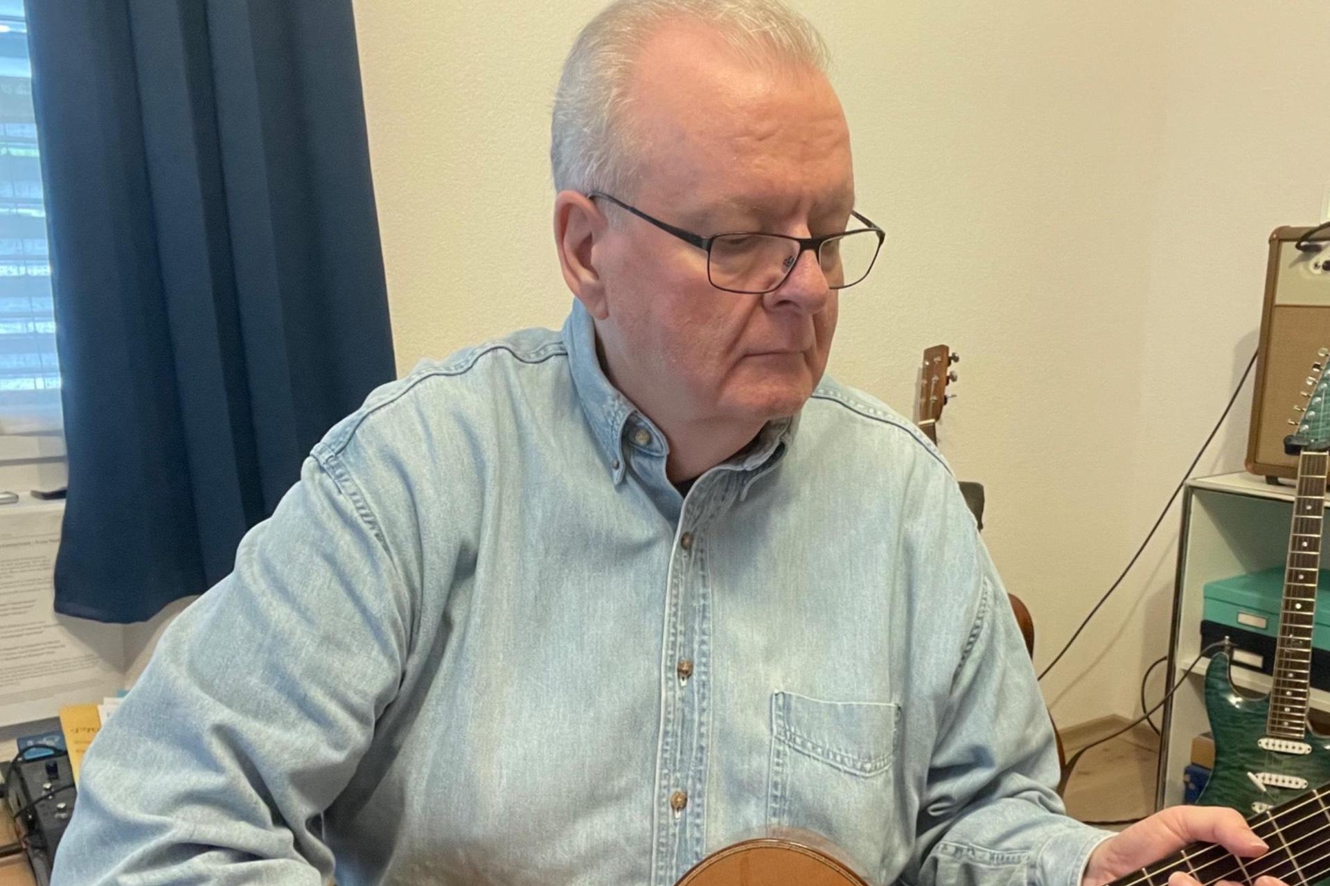 Akustikgitarre für Anfänger/in (Verschiedene Standort und Kombination davon) course image