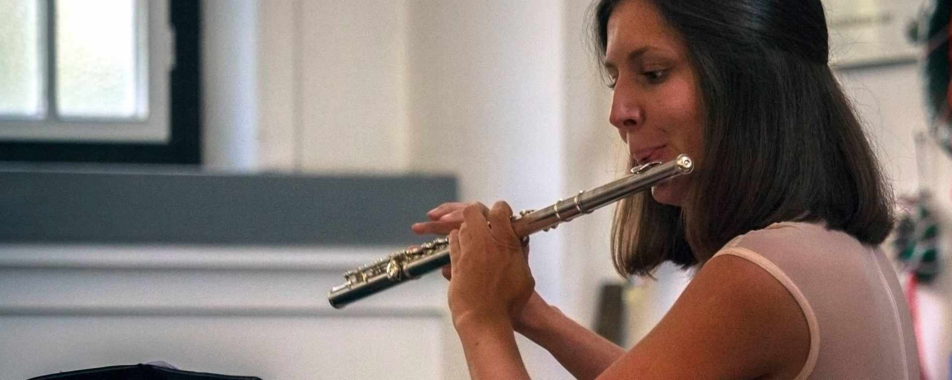 Professionelle Flötistin bietet Querflötenunterricht für Erwachsene (alle Niveaus)