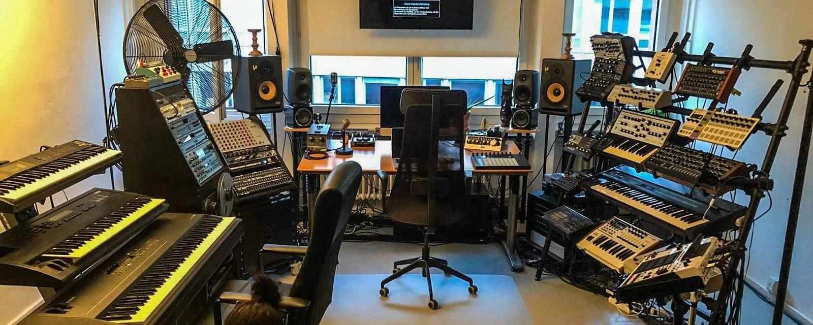 Songwriting & Produktion für live-Musik (Bands, Ensembles) und elektronische Musik (Aufnahme, Komposition am Computer)