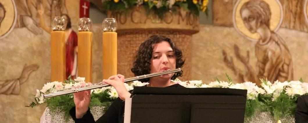 Maria unterrichtet Flöte, Piccolo und Klavier